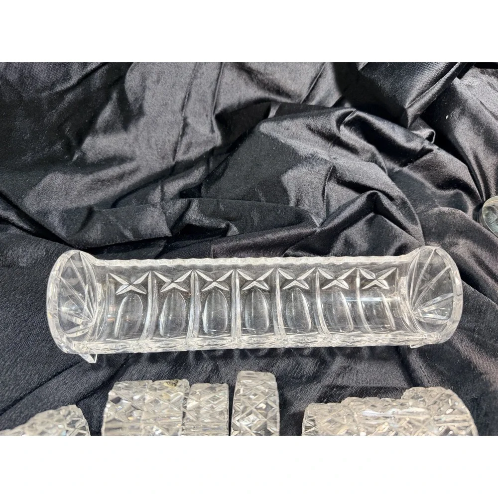 STUNNING GLASS NAPKIN HOLDER WITH 11 GLASS NAPKIN RINGS 8.5